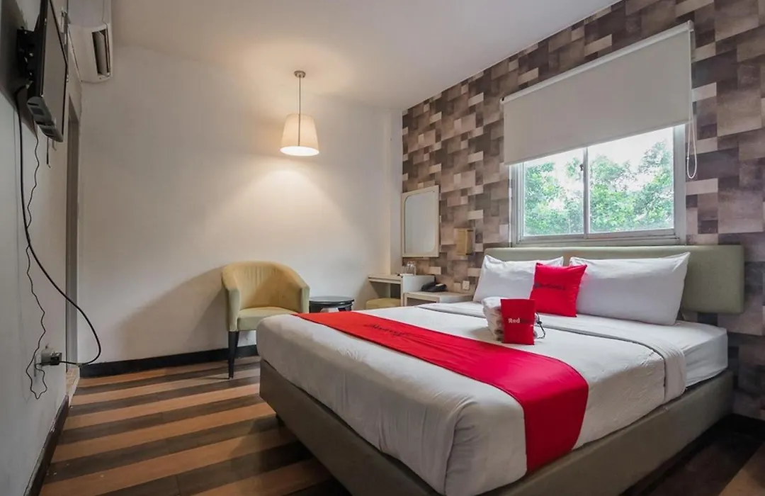 RedDoorz Plus near Mangga Besar Station 2-1