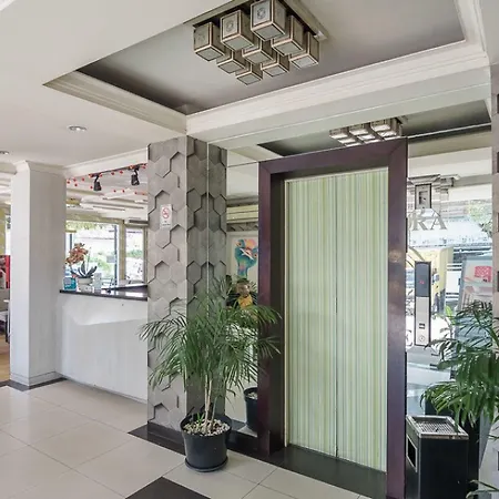 RedDoorz Plus near Mangga Besar Station 2-2