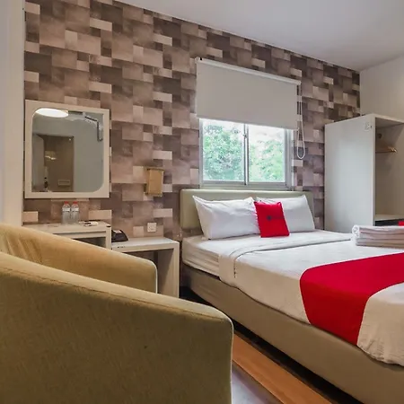 RedDoorz Plus near Mangga Besar Station 2-3